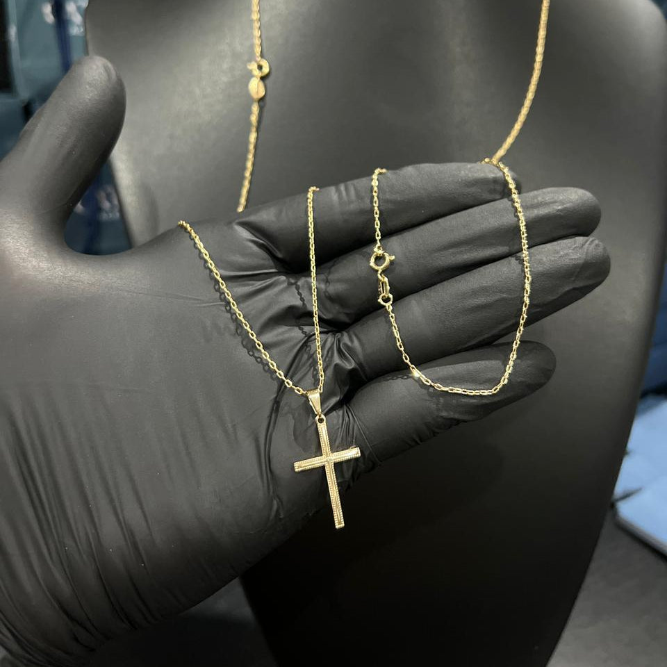 Corrente e Pulseira Cadeado 1mm + Ping Cruz Detalhada Banhado a Ouro 18k