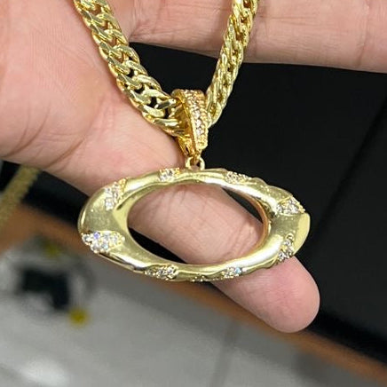 Pingente Oakley Cravejado c/zircônia Banhado a Ouro 24k