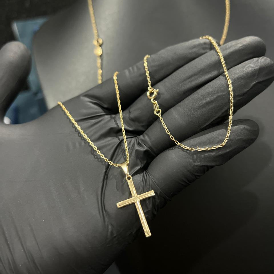 Corrente e Pulseira Cadeado 1mm + Ping Cruz Detalhada Banhado a Ouro 18k