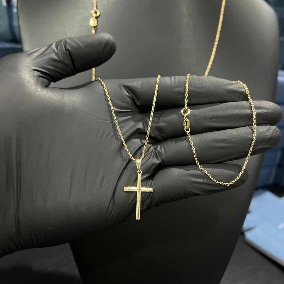 Corrente e Pulseira Cadeado 1mm + Ping Cruz Detalhada Banhado a Ouro 18k