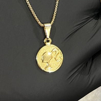 Pingente Barbie Redonda banhado a ouro 18k