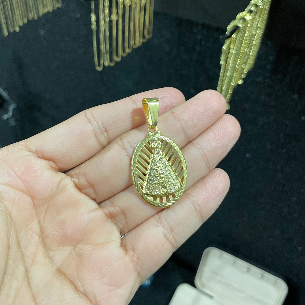Pingente N.Sra Oval Raiada banhado a ouro 18k