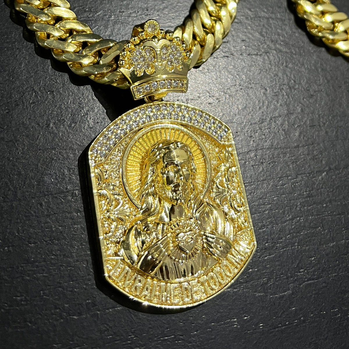 Pingente Jesus Livrai Me De Todo Mal banhado a Ouro 18k