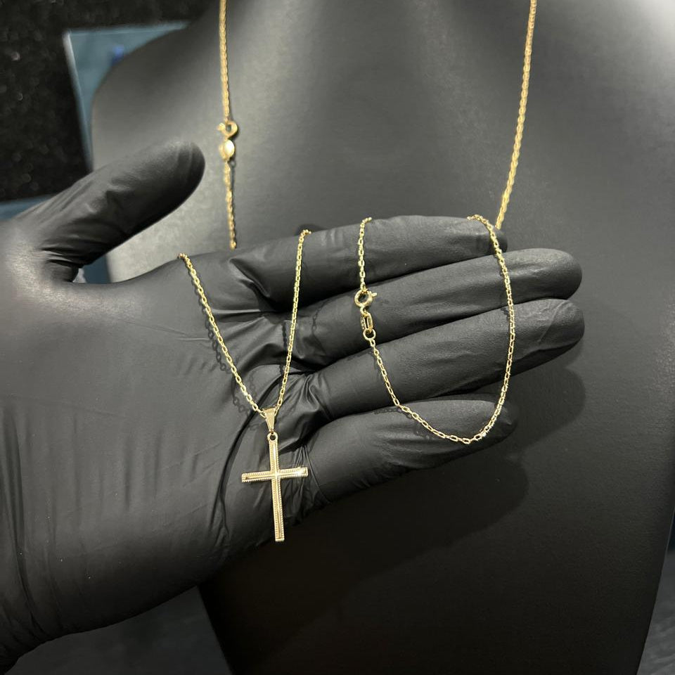 Corrente e Pulseira Cadeado 1mm + Ping Cruz Detalhada Banhado a Ouro 18k