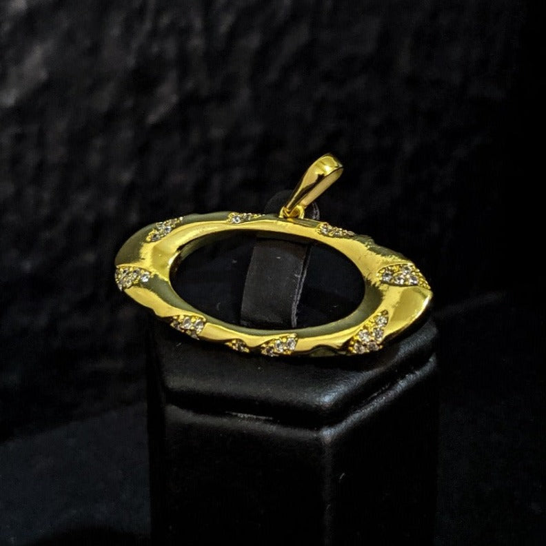 Pingente O*kley Cravejado c/zircônia banhado a ouro 24k - Cather Acessórios 