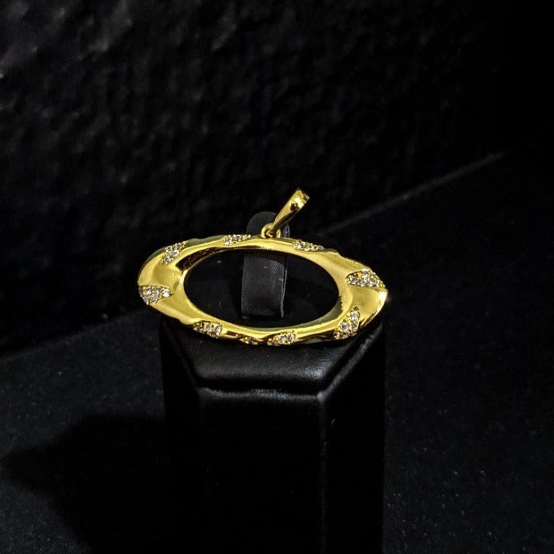 Pingente O*kley Cravejado c/zircônia banhado a ouro 24k - Cather Acessórios 